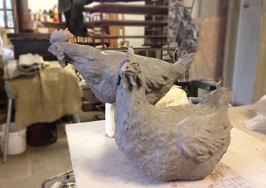 Hühnerfiguren aus Keramik