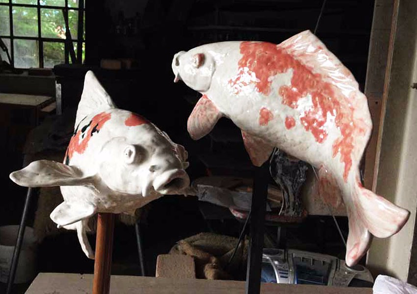 Koi-Karpfen aus frostfester Keramik